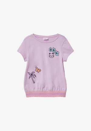 Lila T-shirt met korte mouwen en een gathered zoom, voorzien van geborduurde afbeeldingen van een kat, bloemen, een vlinder en een palmboom in verschillende kleuren.