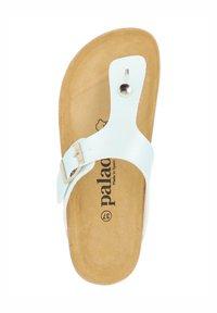 Sandal bianco e azzurro chiaro con una fascia in finta pelle, fibbia argentata e un plantare testurizzato color cuoio. Presenta il nome del marchio stampato sulla suola.