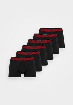 Schwarzes Boxershorts-Set mit sechs Stück, ausgestattet mit einem dicken, roten elastischen Bund mit bedrucktem Logo, glatter Textur und rechteckiger Form.