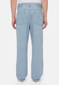 Ljusblå denimbyxor med en avslappnad passform, som har två bakfickor och en diskret logotyp nära den högra fickan. Strukturerad, avslappnad design.