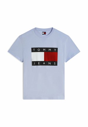 Lichtblauw T-shirt met korte mouwen en een rechthoekig Tommy Jeans-logo in zwart, wit en rood, gecentreerd op de borst.
