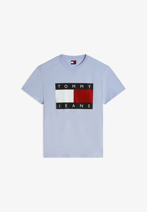 Lyseblå kortærmet skjorte med et rektangulært Tommy Jeans-logo i sort, hvid og rød centreret på brystet.