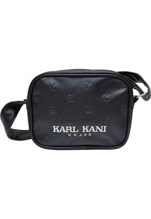 Sac à bandoulière rectangulaire noir avec logos embossés et texte blanc "KARL KANI KKJ23" sur le devant, doté d'une sangle réglable.