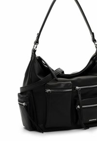 Sac à épaule en cuir noir avec plusieurs poches zippées, une seule sangle ajustable et une texture lisse, doté de quincaillerie en ton argent.