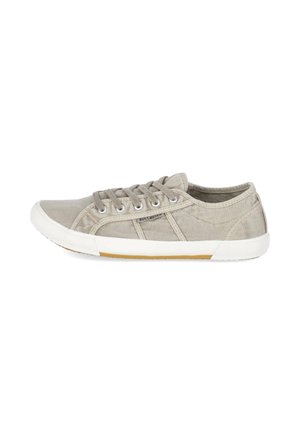 Lichtgrijze lage canvas sneaker met witte rubberen zool en veters, met metalen veterogen en een "BULLBOXER" label aan de zijkant.