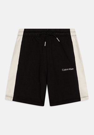 Sorte shorts med hvide sidepaneler, elastisk linning med snøre og Calvin Klein-logo på højre forben