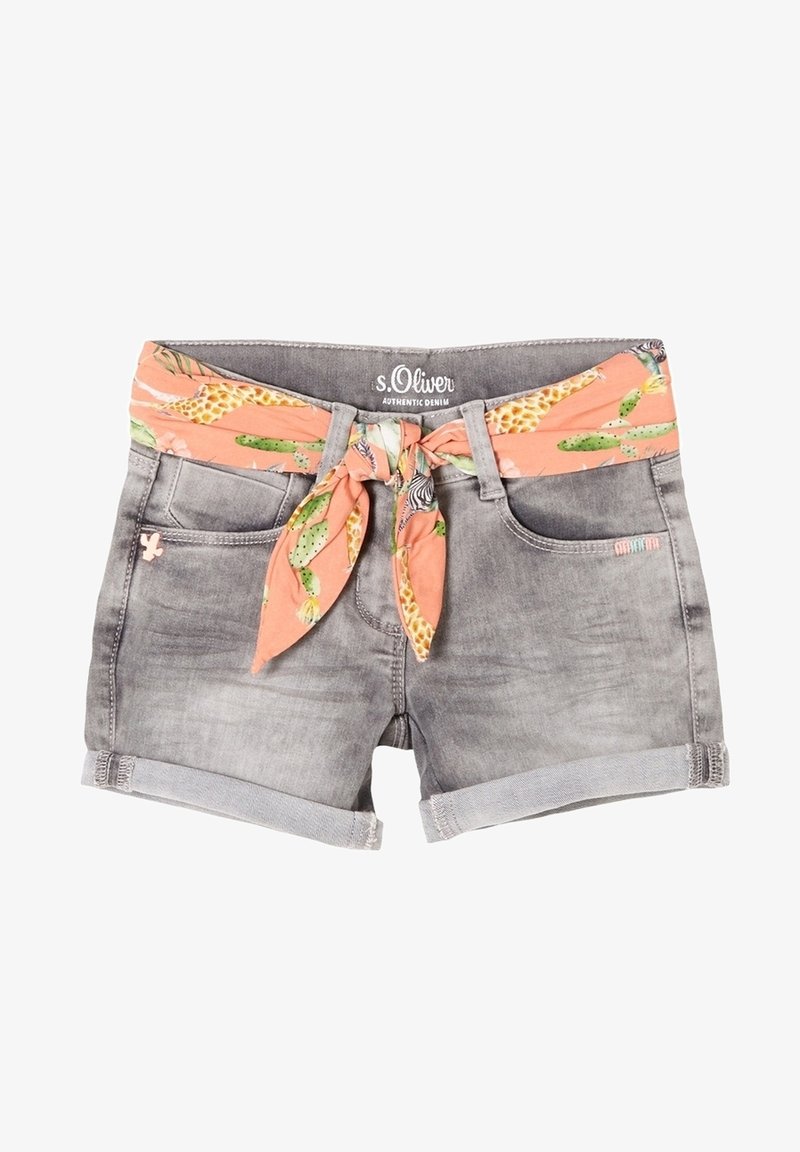 Short en jean gris avec revers roulés et ceinture corail nouée avec des motifs girafe et cactus, étiquette de marque s.Oliver à la taille.