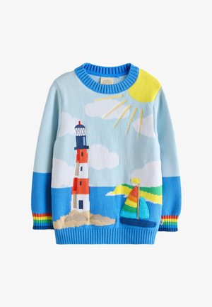 Børnesweater med fyrtårn, farverig sejlbåd, sol, skyer og regnbue-stribede manchetter og rund halsudskæring på blå baggrund.