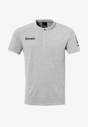 Polo grigio a maniche corte con colletto abbottonato, dotato di marchio nero "Kempa" sul lato sinistro del petto e sulla manica destra. Tessuto morbido al tatto.