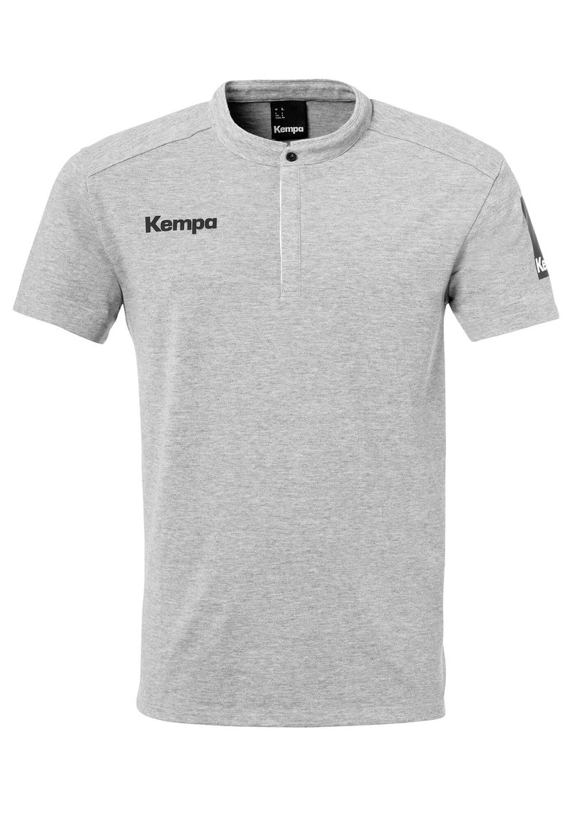 Grå kortærmet polo-shirt med knapkrave, der har sort "Kempa" branding på venstre bryst og højre ærme. Blød stoftekstur.