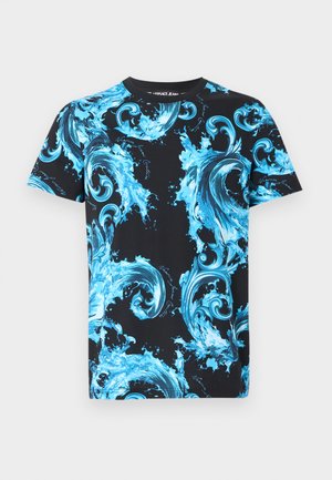 Tricou negru cu mâneci scurte, cu modele vibrante albastre în valuri și text subtil "Versace Jeans Couture" distribuit pe întreaga suprafață.