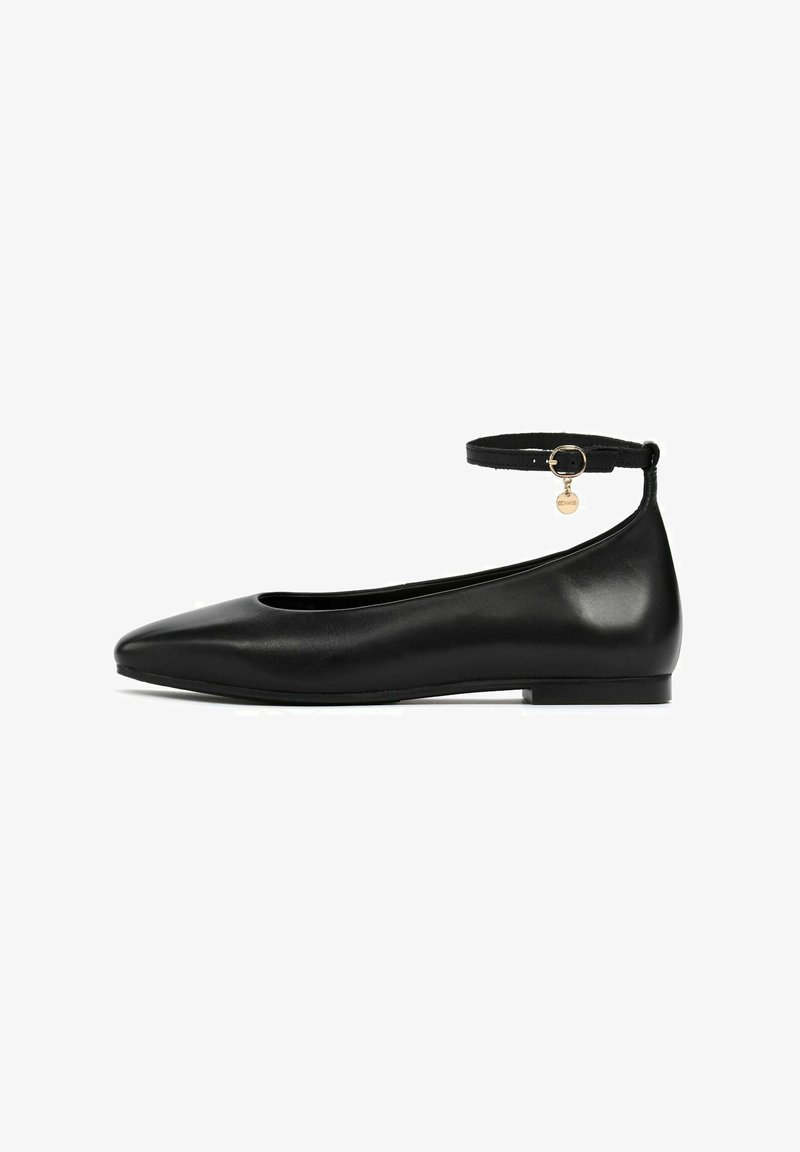 Czarne skórzane baletki z wydłużonym noskiem i paskiem na kostkę. Posiadają mały złoty charms na pasku. Gładka faktura i minimalistyczny design.
