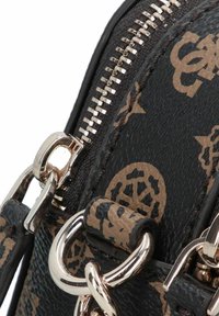 Borsa nera con accenti marroni a motivo, con zip e hardware argentati, texture liscia e design arrotondato.