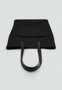 Sac fourre-tout noir avec une finition lisse et mate. Dispose de deux poignées robustes et d'un design à rabat. Style simple et minimaliste.