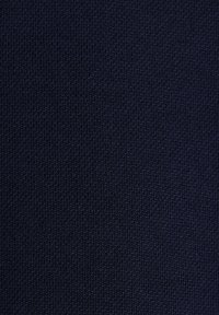 Gros plan sur un tissu tricoté texturé bleu marine foncé montrant un motif de tissage serré et des détails fins des fils.