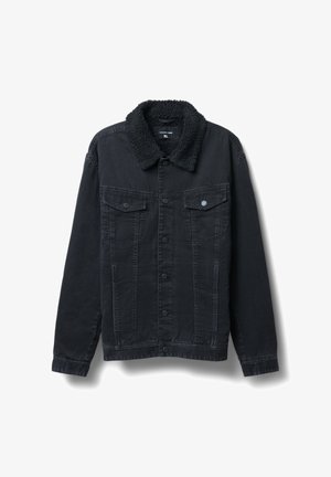 Giubbotto in denim nero con colletto testurizzato e morbido, chiusura con bottoni e due tasche sul petto con pattina a pressione. Maniche lunghe con polsini bottonati.