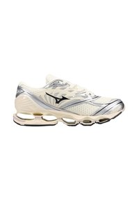 Scarpa da corsa bianca con accenti argentati, tomaia in rete e suola ammortizzata con fessure allungate per supporto e flessibilità.