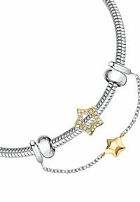 Bracciale in catena d'argento con un charm a forma di stella dorata decorata con strass e una stella dorata liscia, con dettagli in metallo lucidato.