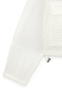 Abbigliamento bianco a maniche lunghe in rete con vestibilità ampia, dotato di un cordino all'orlo e una tasca frontale per la funzionalità.