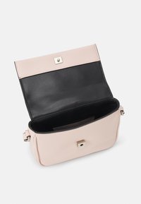 Calvin Klein Jeans SCULPTED FLAP MONO - Bandolera - pale conch