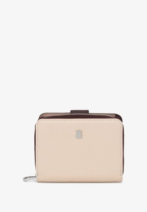 Portefeuille beige texturé avec une fermeture éclair marron, arborant un logo en argent en forme d'ours sur le devant. Conception rectangulaire compacte pour un transport facile.