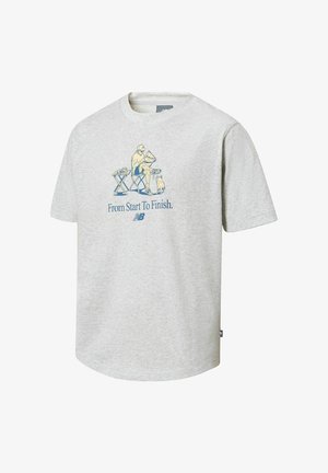 Vaaleanharmaa lyhythihainen t-paita, joka on valmistettu puuvillasta. Paidassa on sininen graafinen printti henkilöstä, joka istuu koiran kanssa, ja teksti "Alusta Loppuun".