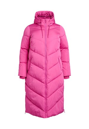 Roze pufferjas met een lange lengte, chevronpatroon, ritssluiting, verstelbare capuchon en geribde manchetten. Het materiaal lijkt zacht en geïsoleerd te zijn.