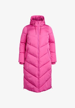 Rosa Pufferjacke mit langer Länge, Chevron-Muster, Reißverschluss, verstellbare Kapuze und gerippten Bündchen. Das Material scheint weich und isoliert zu sein.