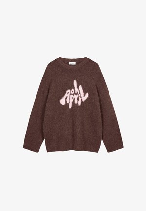 Brun fuzzy sweatshirt med lange ærmer og rund hals, der har teksten "APRIL" i pink i et legesygt, uregelmæssigt skrifttype over brystet.