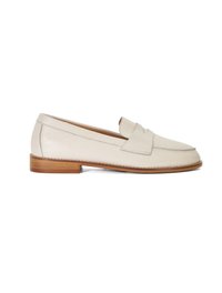 Crème leren loafers met een platte houten hak, gestikte details en een band over de bovenkant. Gladde textuur met minimale hardware.