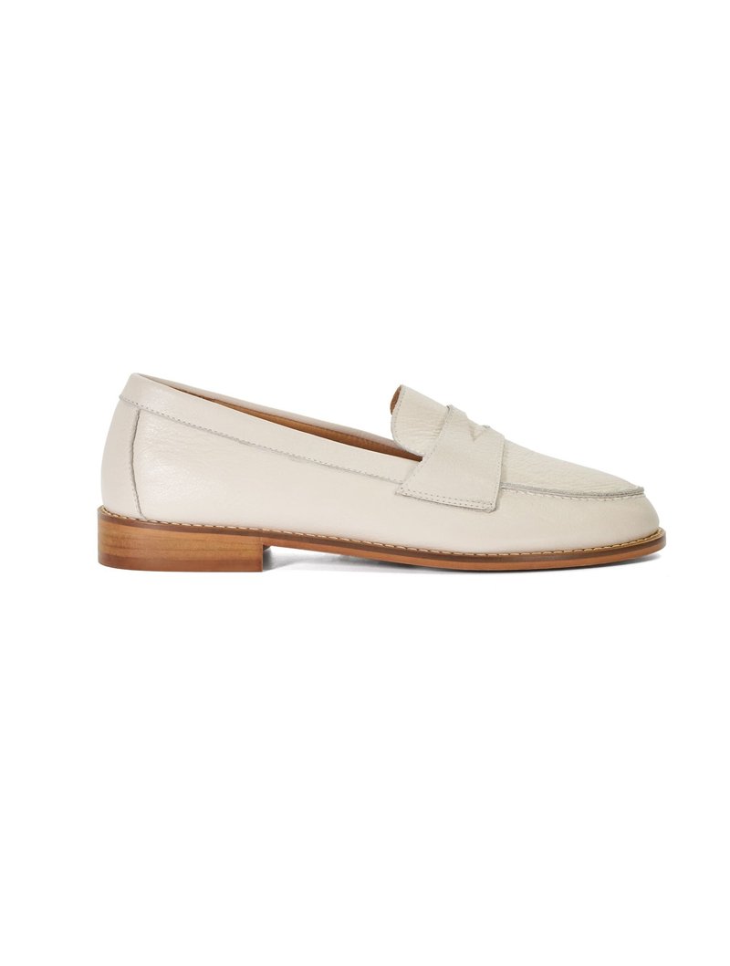 Crème leren loafers met een platte houten hak, gestikte details en een band over de bovenkant. Gladde textuur met minimale hardware.