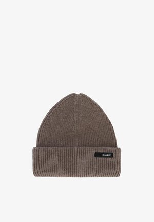 Berretto in maglia a coste di colore marrone smorzato, con orlo ripiegato e un piccolo etichetta nera del marchio sul lato.