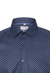 Marineblaue Knopfverschlussbluse mit kleinem weißen Rundmuster und einem Spread-Kragen, gekennzeichnet mit "OLYMP Level 5 Five Body Fit."