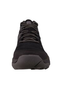 Sorte atletiske sko med en struktureret overdel, grå snørebånd, slidstærk ydersål og forstærket tåhætte for holdbarhed.