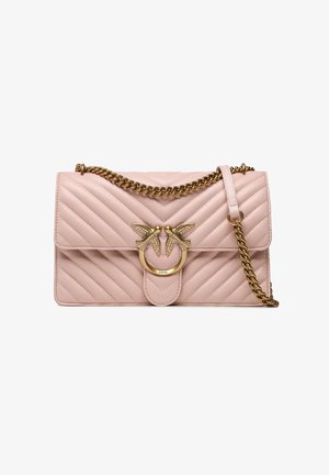 Borsa a tracolla in pelle rosa trapuntata con una catena dorata e un distintivo dettaglio a forma di uccello sulla parte anteriore.