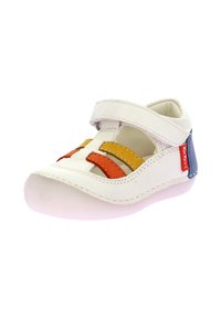 Scarpa di pelle bianca con cinturini orizzontali colorati in arancione, giallo e rosso; presenta una fascia in velcro e una suola in gomma arrotondata.