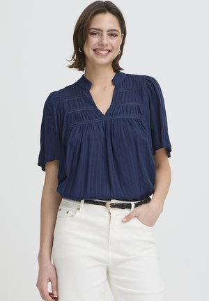 Marineblaue Bluse mit kurzen Ärmeln, gerafften Details und V-Ausschnitt. Strukturierter Stoff mit vertikalen Streifen und Spitzenakzenten.