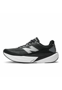 Chaussure de sport noire avec une tige en maille texturée, logo argenté bien en vue et semelle blanche rembourrée avec une forme distinctive et une structure de soutien.