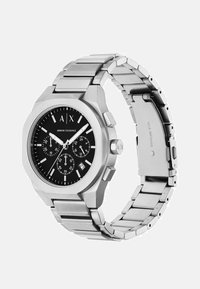 Orologio in acciaio inox con cassa ottagonale, quadrante nero, indicatori silver, funzione cronografo e bracciale a maglie. Presenta una finestra per la data.