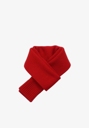 Sciarpa rossa lavorata a maglia piegata con un'estremità infilata attraverso un anello, che mostra la texture a coste alle estremità.