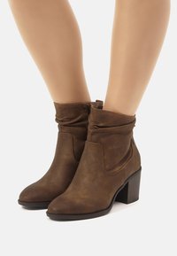 mtng TACÓN - Botines - dark brown