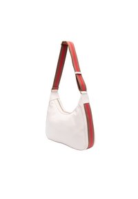 Borsa a spalla bianca in pelle con una forma curvata, dotata di una tracolla regolabile a strisce marrone e rossa e una chiusura superiore con zip.