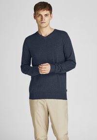 Jack & Jones - JJEEMIL V-NECK NOOS - Vesta - blau Minijatura 1