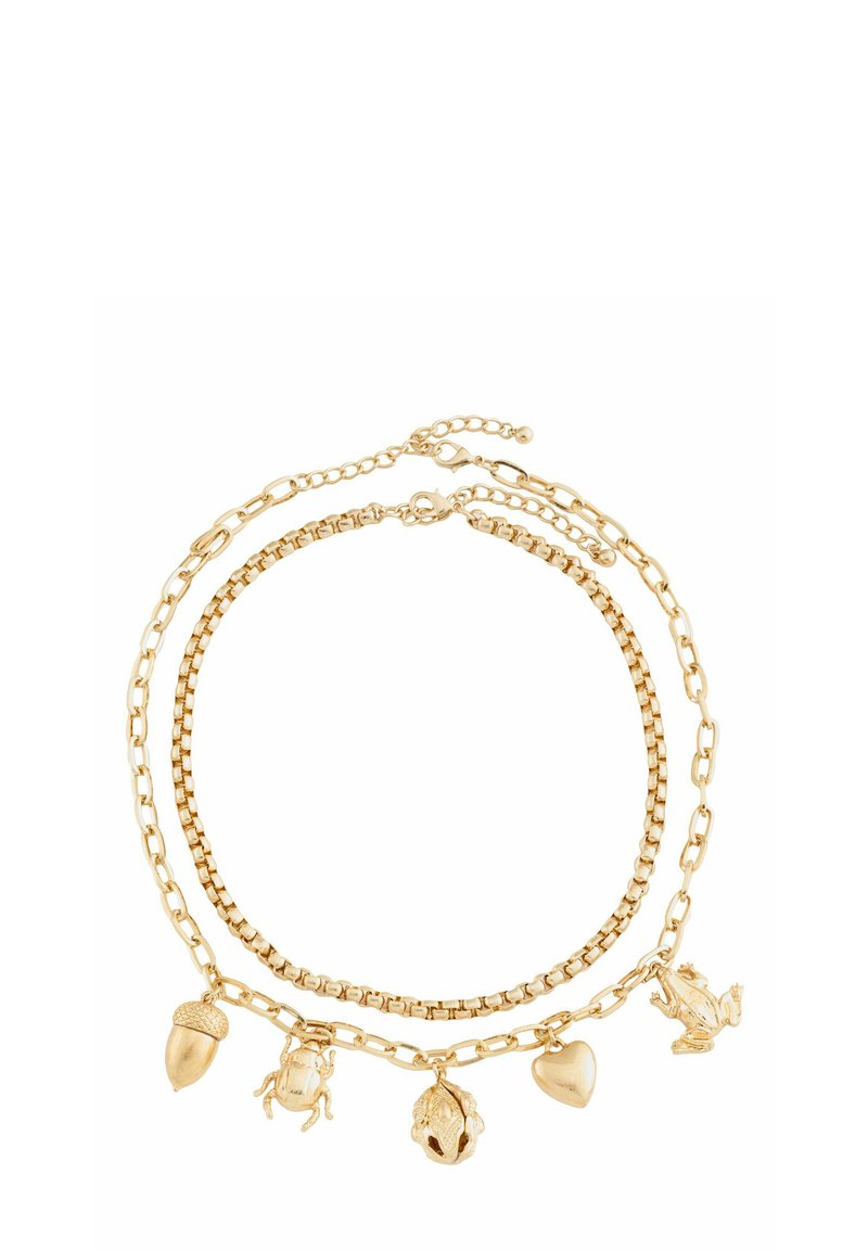 Złota, wielowarstwowa naszyjnik z różnorodnymi stylami łańcuchów i zawieszkami, w tym żołędziem, żabą, sercem i chrząszczem. Gładka tekstura, delikatny design.