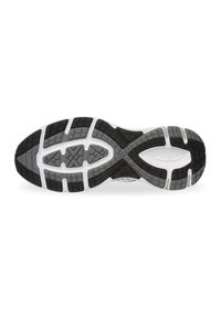 Suela de zapatilla deportiva con una base de goma negra y acentos blancos, patrones texturizados y un logo central. Diseño duradero y flexible.