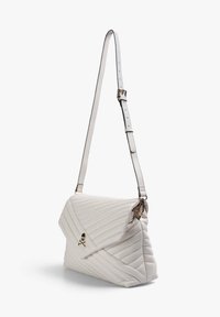 Borsa bianca trapuntata con design strutturato, motivi diagonali, tracolla regolabile e logo skull come dettaglio sulla chiusura a pattina.