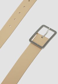 Beiger Leder-Gürtel mit einer rechteckigen silbernen Schnalle, die ein gepunktetes Design aufweist, und mehreren Einstelllöchern entlang des Riemens.