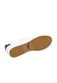 Sneaker bianco con punta nera, suola in gomma e grip testurizzato. Presenta perforazioni laterali e un logo impresso sulla suola.