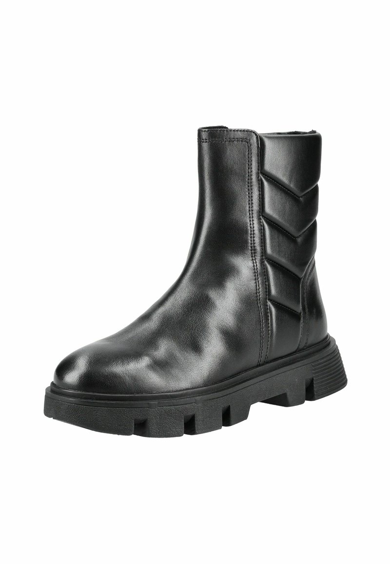 Czarny botek za kostkę wykonany z błyszczącej skóry, z teksturowanym panelem w wzór chevron, grubą gumową podeszwą i subtelnymi detalami w postaci przeszyć.