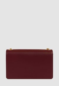 Borsa a pochette in pelle bordeaux con una texture liscia, forma rettangolare e chiusura in tono oro. Design semplice, senza motivi o accentuazioni visibili.